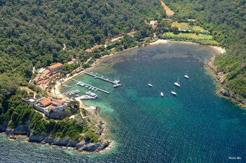 Vue de la baie de Port-Cros, espace naturel protégé, eaux cristallines et paysage époustouflant