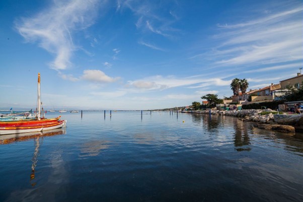 Eaux limpides de la presqu’île de Giens, village en bord de mer