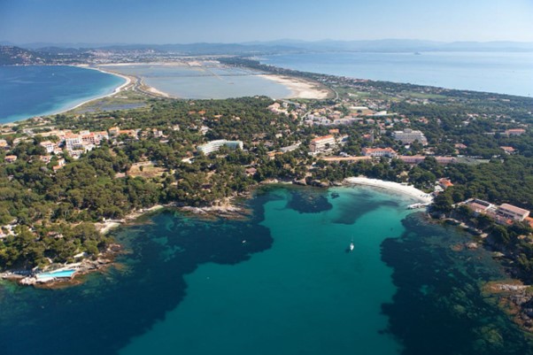 La presqu’île de Giens vue du ciel, eaux limpides - Hyères Var 83
