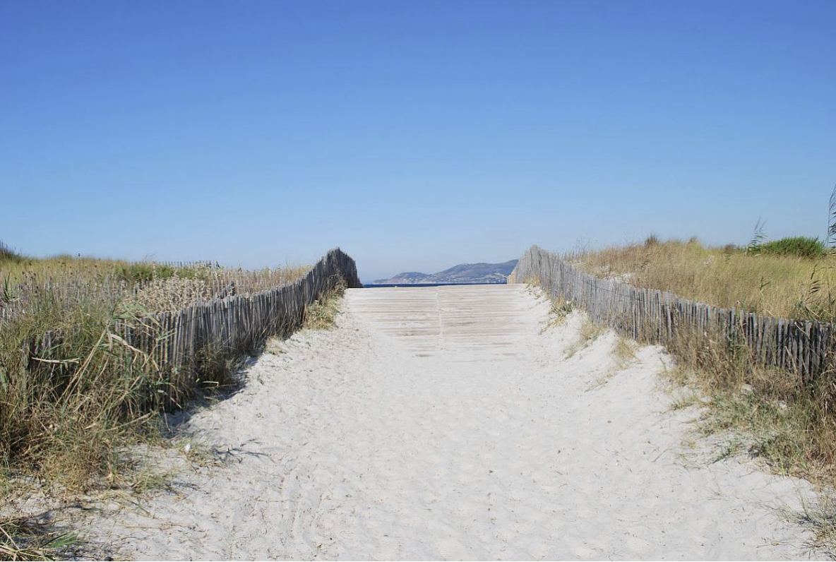 La plage de l’Almanarre, Hyères, du sable fin, de l’eau cristalline et un ciel bleu azur, presqu’île de Giens, Var 83